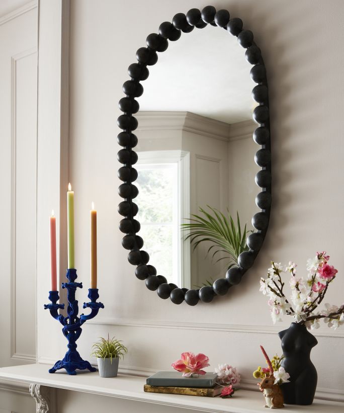 lustro w ozdobnej ramie do przedpokoju