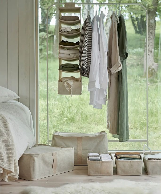 wiszący organizer na półki, pojemniki na ubrania oraz mniejsze pudełka z oferty marki IKEA