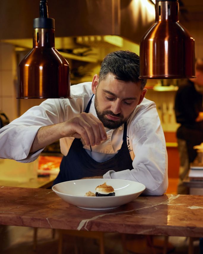 Konrad Kowalski szef kuchni restauracji Opasły Tom