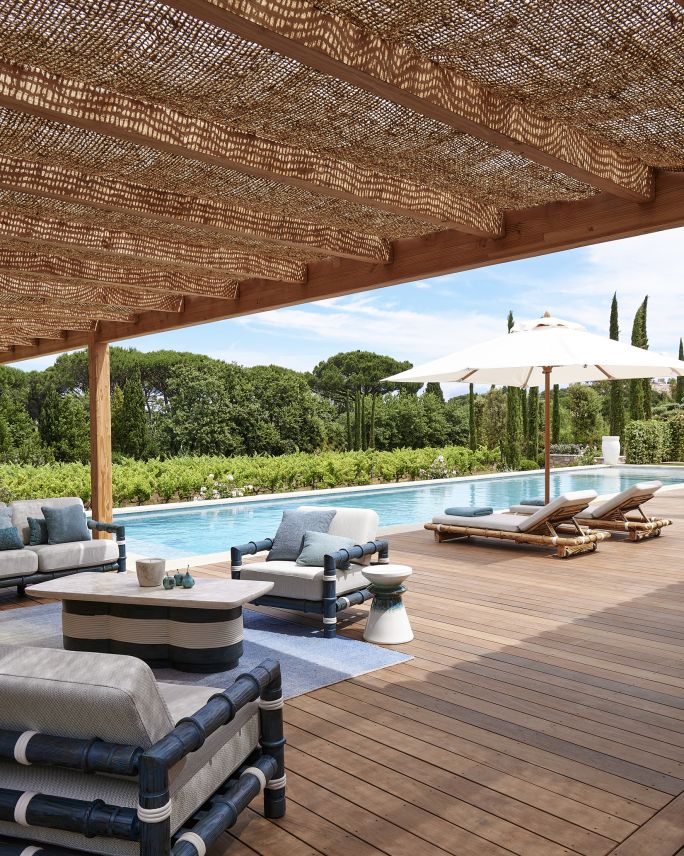 strefa outdoorowa nad basenem w willi w stylu quiet luxury