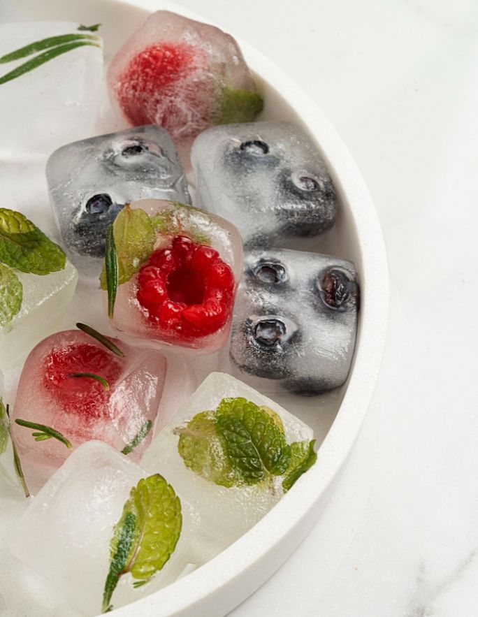 kostki lodu z owocami leśnymi