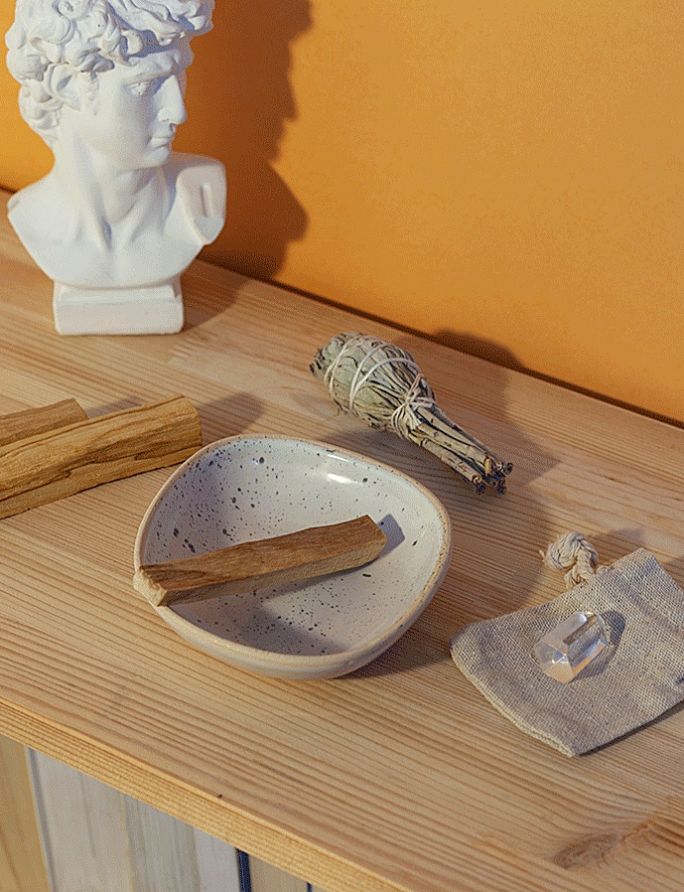 zestaw prezentowy z kadzidłami i ceramiczną podstawką