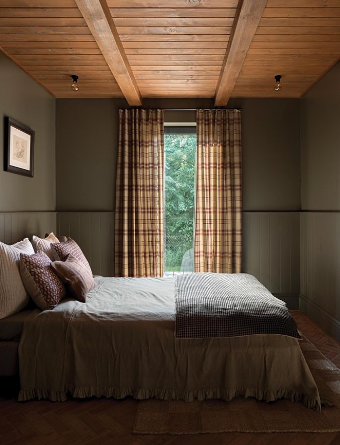 sypialnia z drewnem na ścianach i suficie