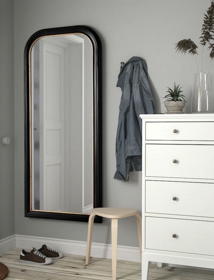 lustro w czarnej ramie do przedpokoju