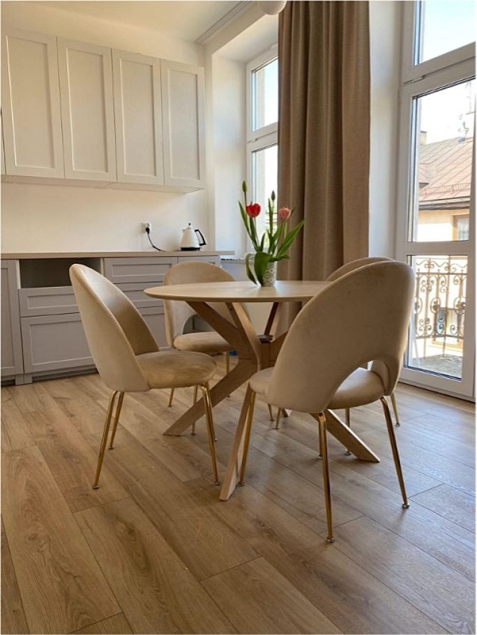 krzesła na złotych nóżkach