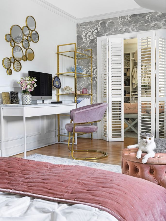 szara sypialnia z różowymi i złotymi dodatkami