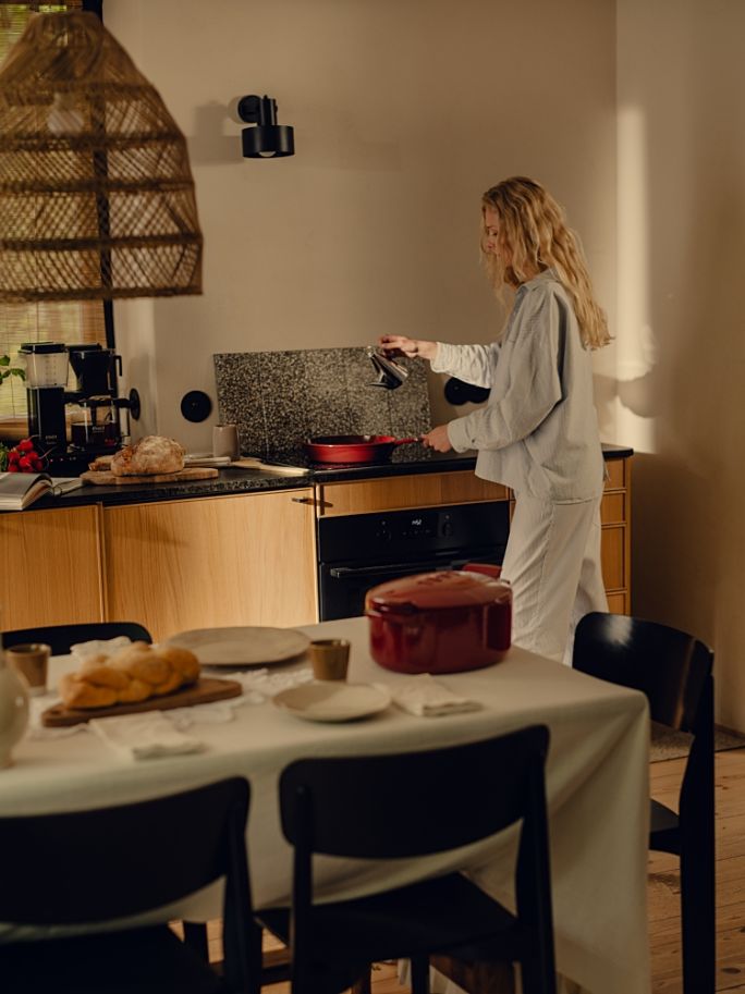 kolekcja naczyń żeliwnych tudi w kolorze burgundowej czerwieni