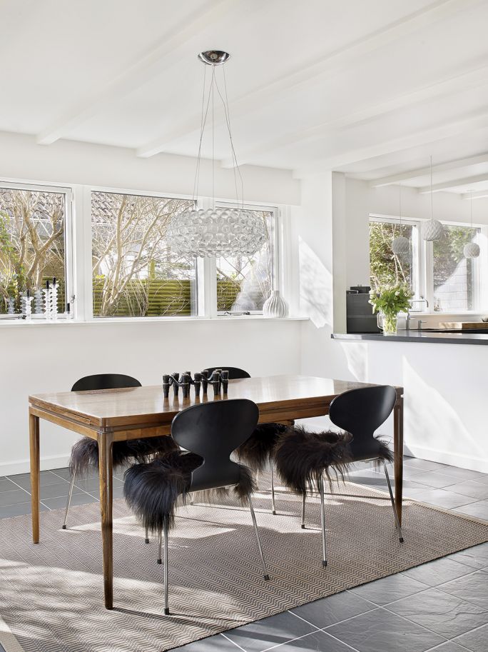 stół do kuchni w stylu skandynawskim