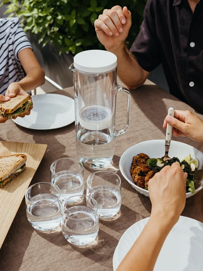 jak elegancko serwować napoje w jadalni