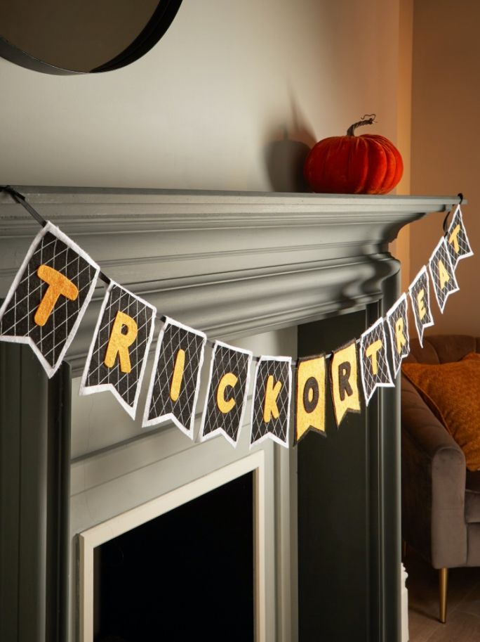 dekoracje kominka na halloween