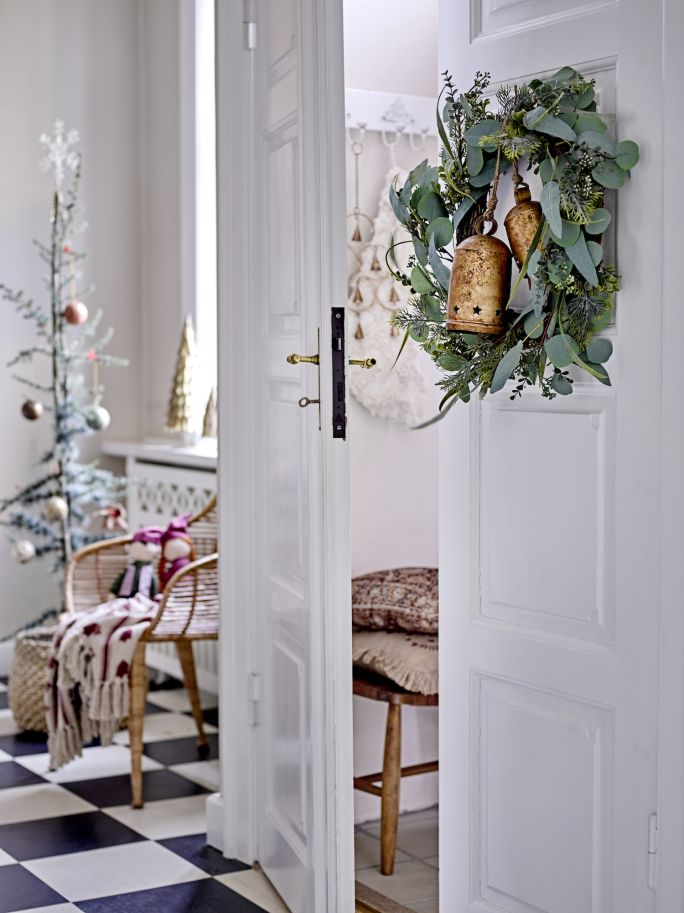 bożonarodzeniowe wianki na drzwi