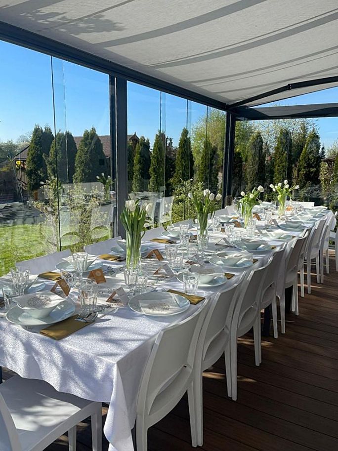 szklana weranda z jadalnią