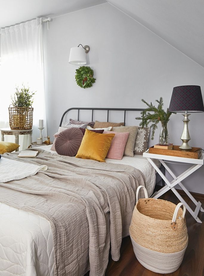 łóżko z metalową ramą