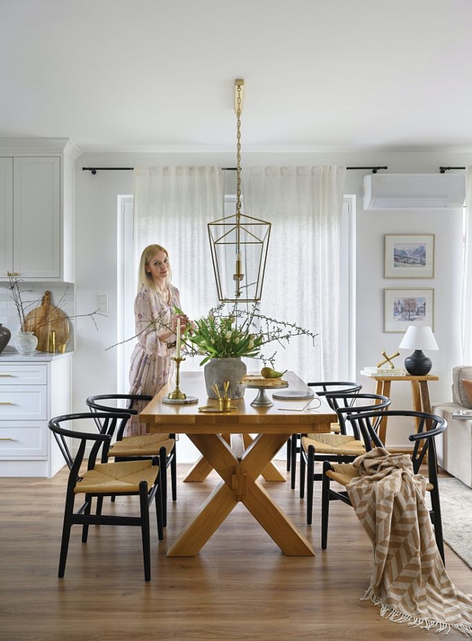 elegancki styl farmhouse w domu na przedmieściach