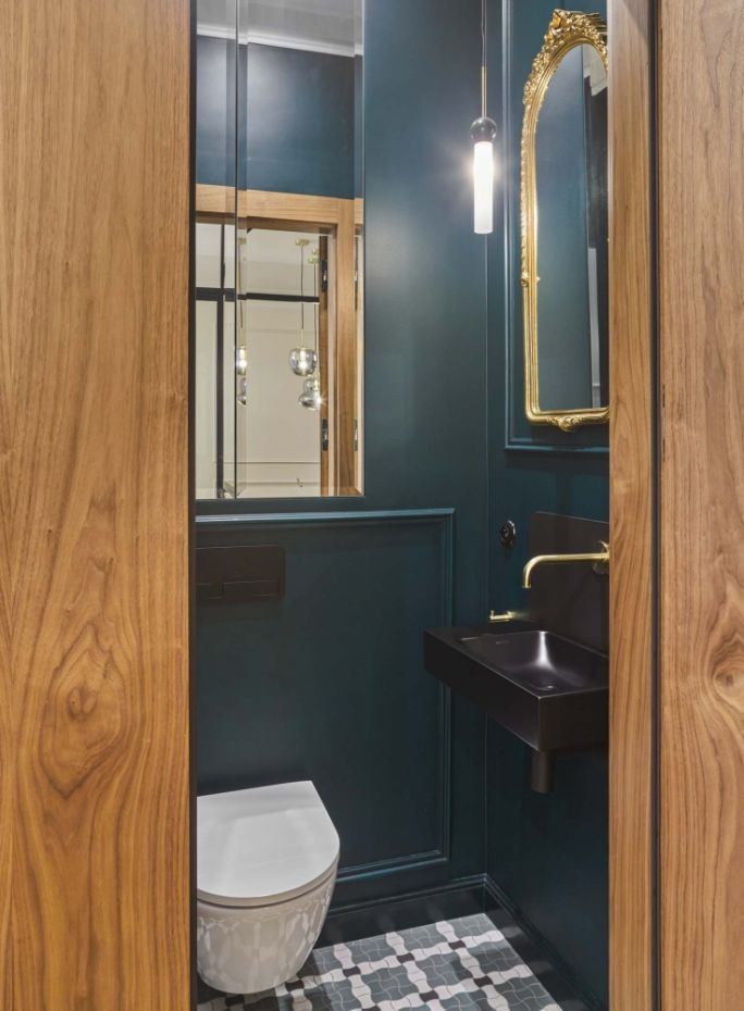 łazienka w kolorze ciemnej zieleni