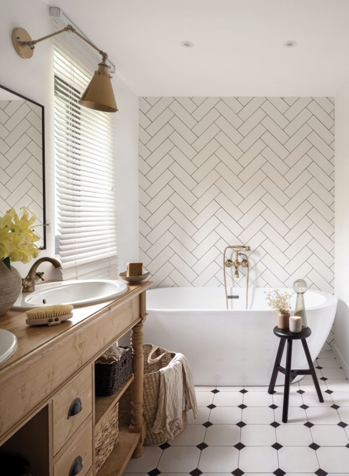 biała łazienka z drewnem