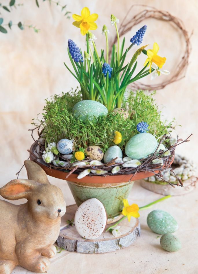 dekoracja wielkanocna donica z wiosennymi kwiatami i jajkami