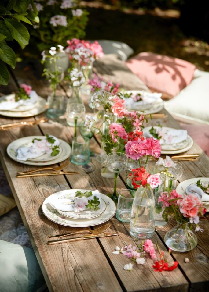 dekoracje z kwiatów na stół