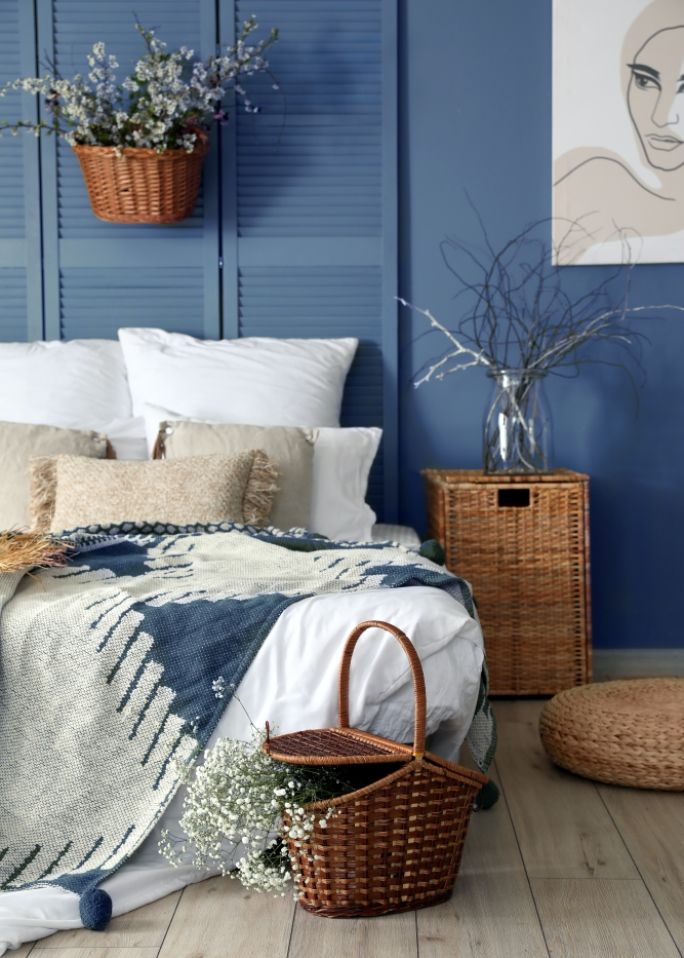 co zamiast stolika nocnego w sypialni