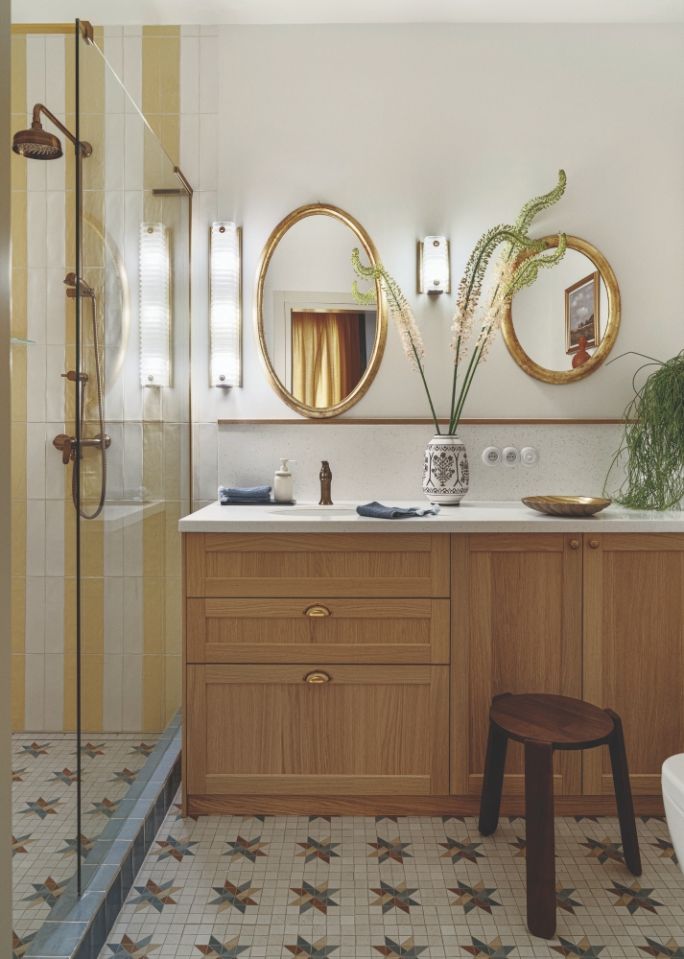 żółte akcenty w małej łazience