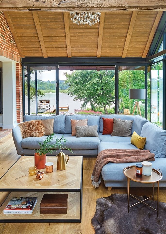 stoliki kawowe na złotych nóżkach