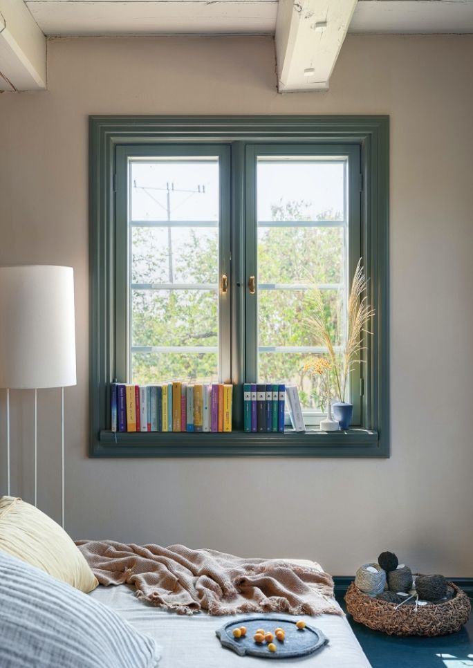 parapet lub blat zamiast szafki nocnej w sypialni