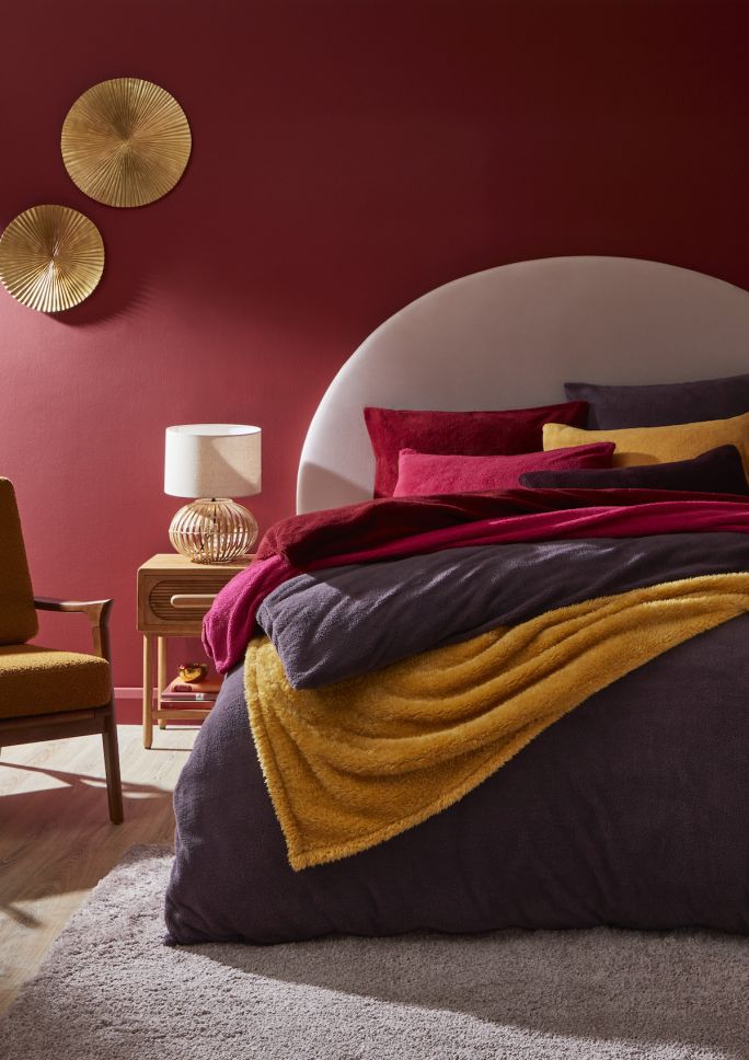 łóżko z zaokrąglonym zagłówkiem