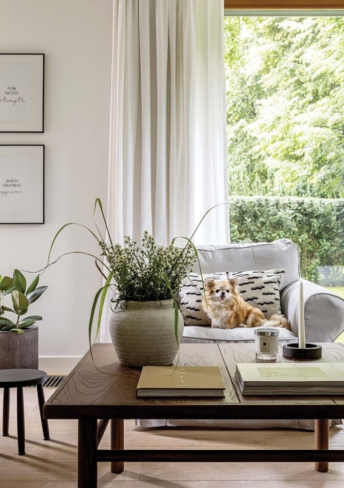 minimalistyczny salon ocieplony naturalnymi materiałami