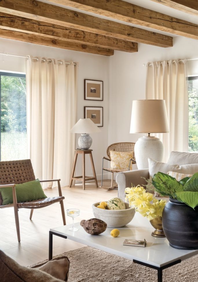 przytulny salon z drewnem i naturalnymi materiałami