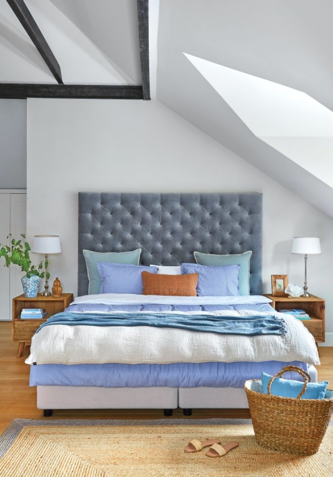 drewniane meble i niebieskie dodatki w sypialni