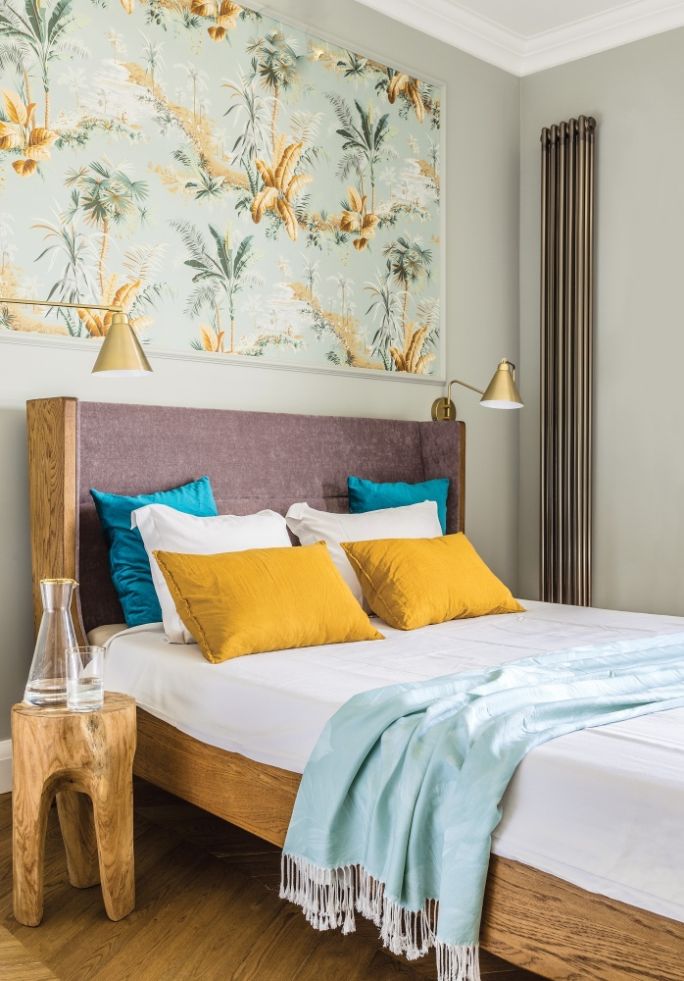 drewniane łóżko i tapeta w sypialni