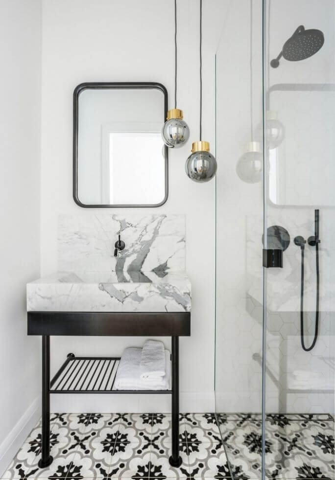 czarno-biała łazienka w stylu francuskim
