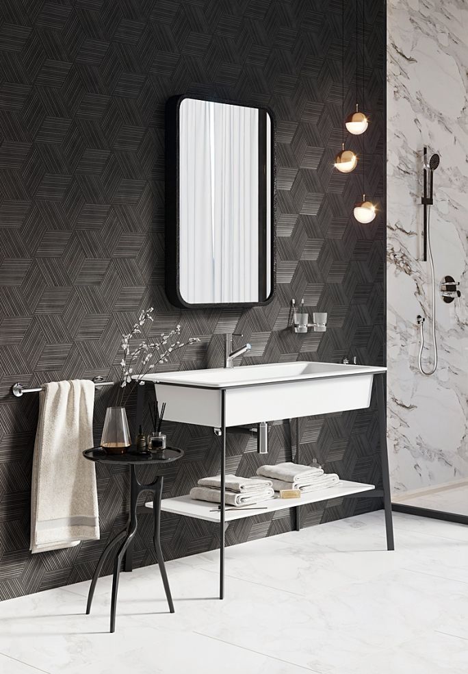 łazienka z czarnymi płytkami