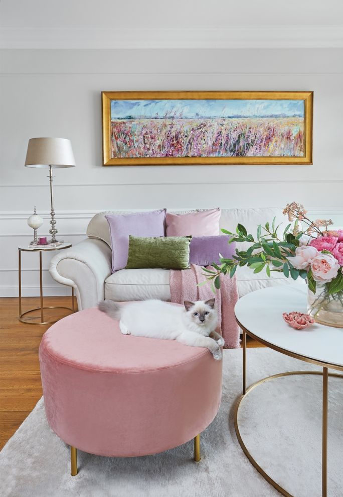 pudrowy róż w salonie