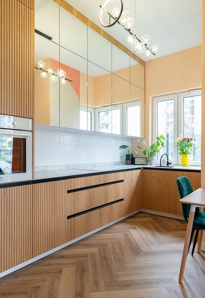 kuchnia minimalistyczna premium ryflowane fronty i przeszklenia szafek - apmebel
