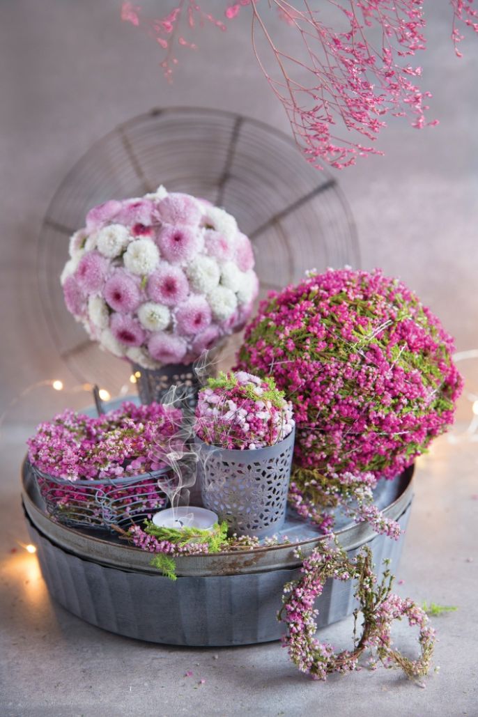 dekoracje z wrzosów i jesiennych kwiatów