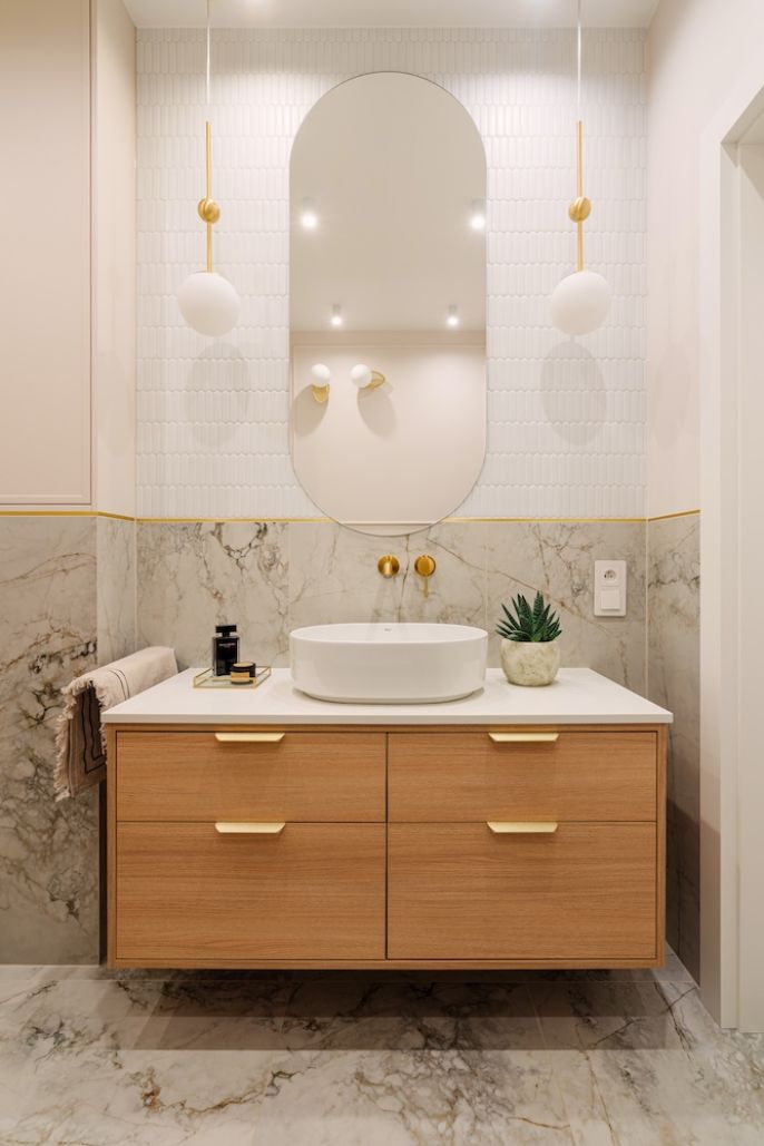 Białe płytki na ścianie wokół lustra