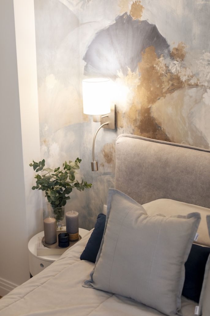 tapeta na ścianie za łóżkiem