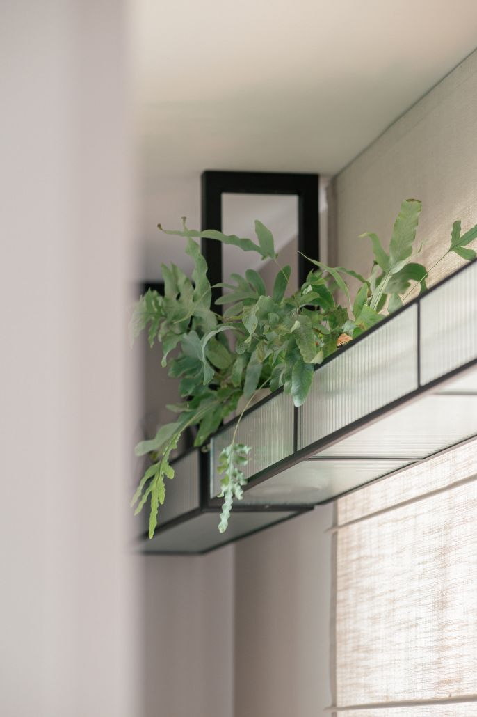 kwietnik z ryflowanego szkła