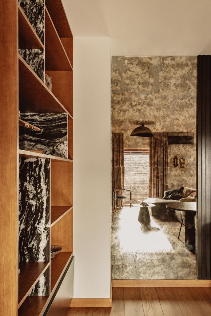 postarzane lustro w salonie w stylu loftowym