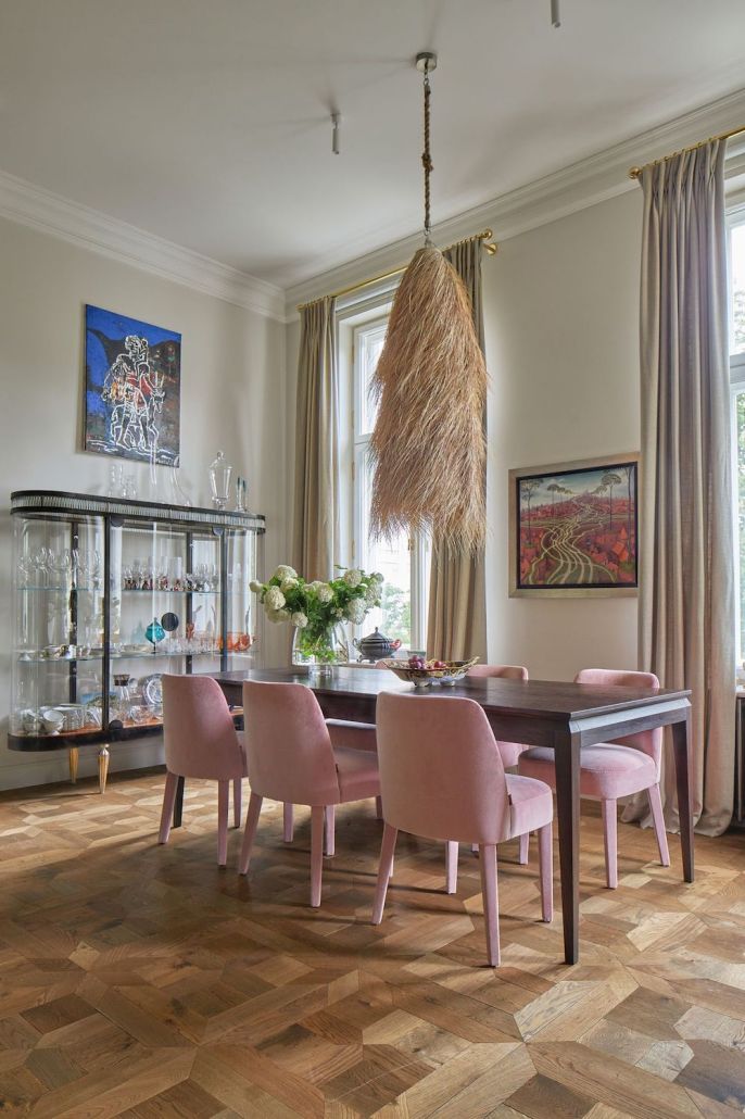 lampa z naturalnego włókna nad stołem w jadalni