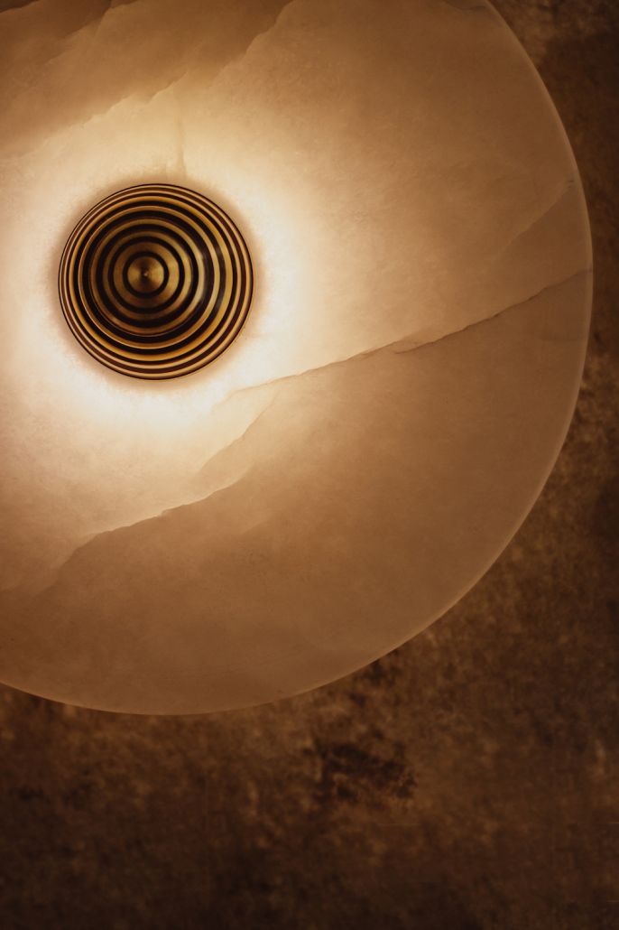 Lampa z kamiennym kloszem