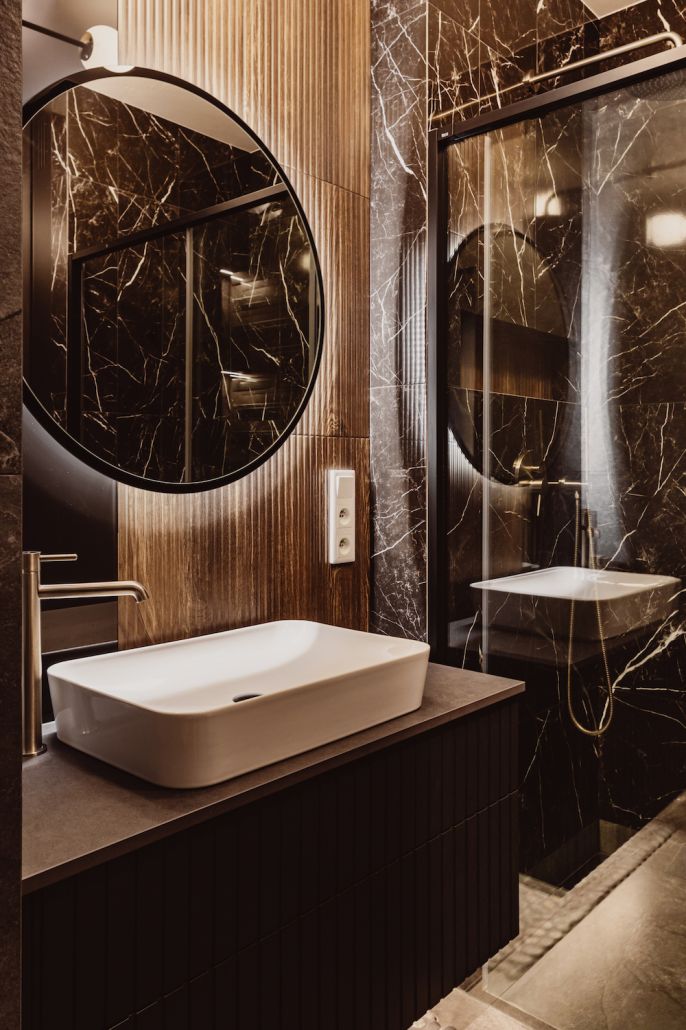 łazienka z czarnymi płytkami