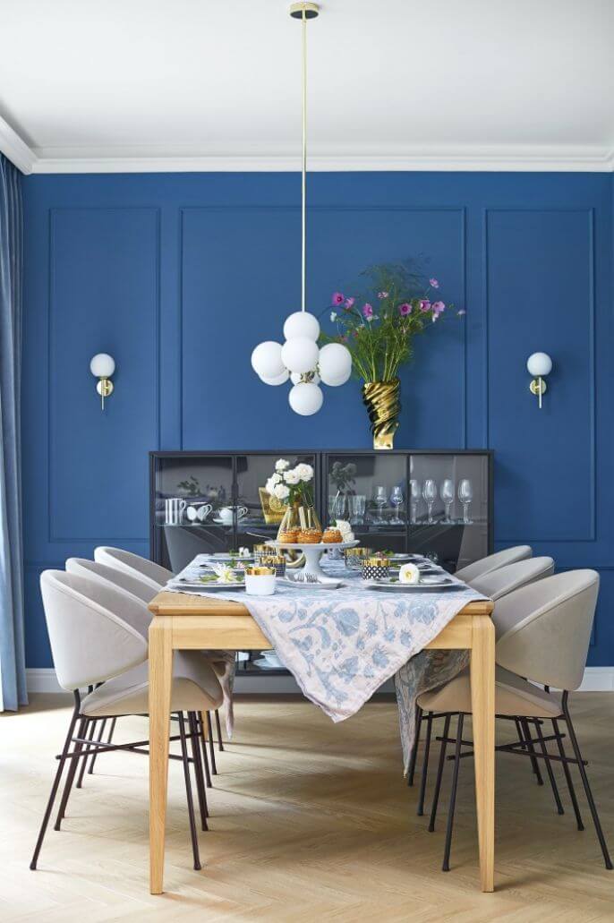niebieska ściana w jadalni