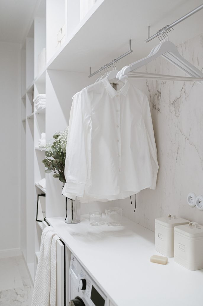 elegancka pralnia w bieli