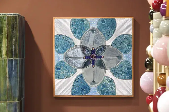 ręcznie rzeźbione i malowane kafle marki Riwal