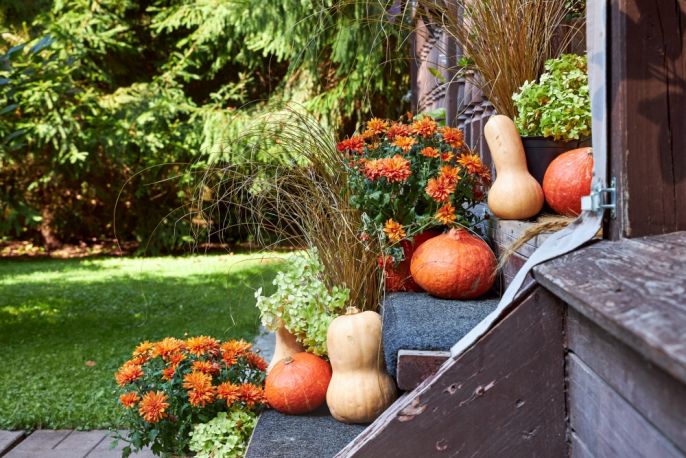 jesienne dekoracje DIY na zewnątrz domu