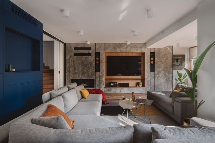 zabudowa ściany tv w salonie