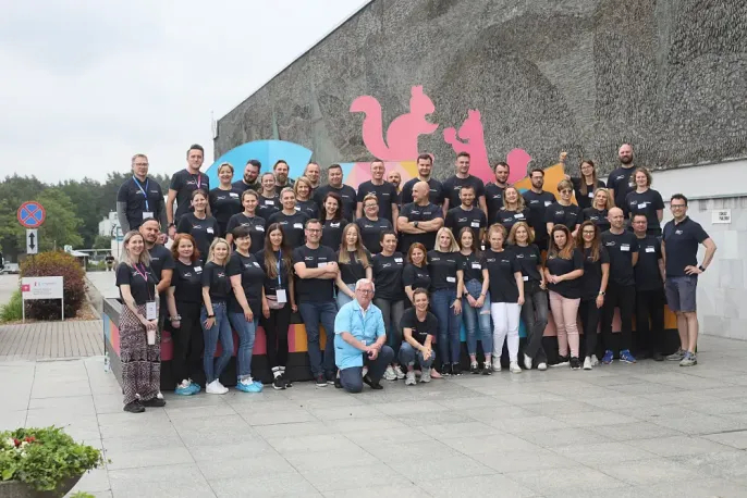 60 wolontariuszy AkzoNobel wraz z aktorką Magdaleną Boczarską 3. czerwca malowało ściany korytarzy oraz gabinetów alergologicznych Centrum Zdrowia Dziecka