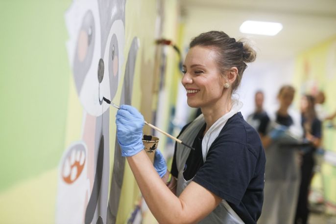 60 wolontariuszy AkzoNobel wraz z aktorką Magdaleną Boczarską 3. czerwca malowało ściany korytarzy oraz gabinetów alergologicznych Centrum Zdrowia Dziecka